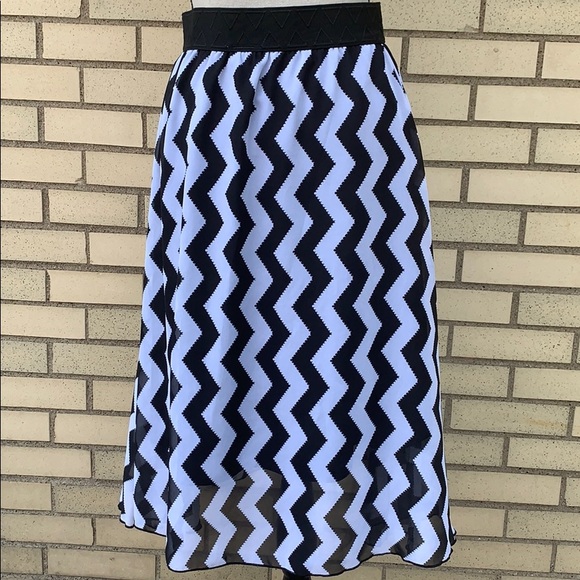 Lularoe Chiffon Black White Chevron Print Lined Skirt NWOT - Picture 2 of 9